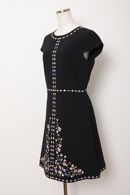 【TED　BAKER】　黒花柄（2）｜レンタルドレス