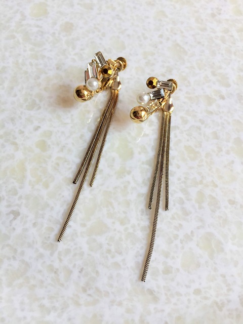 ビジュー×ゴールドチェーン揺れるイヤリング