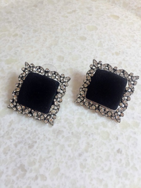 ラインストーン黒スクエアピアス