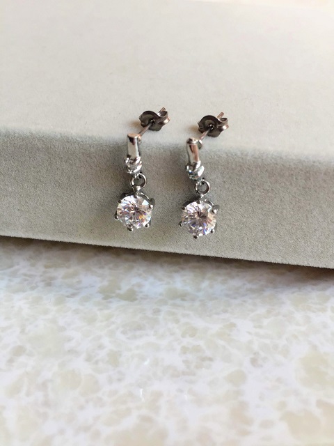 クリスタル１粒揺れるピアス